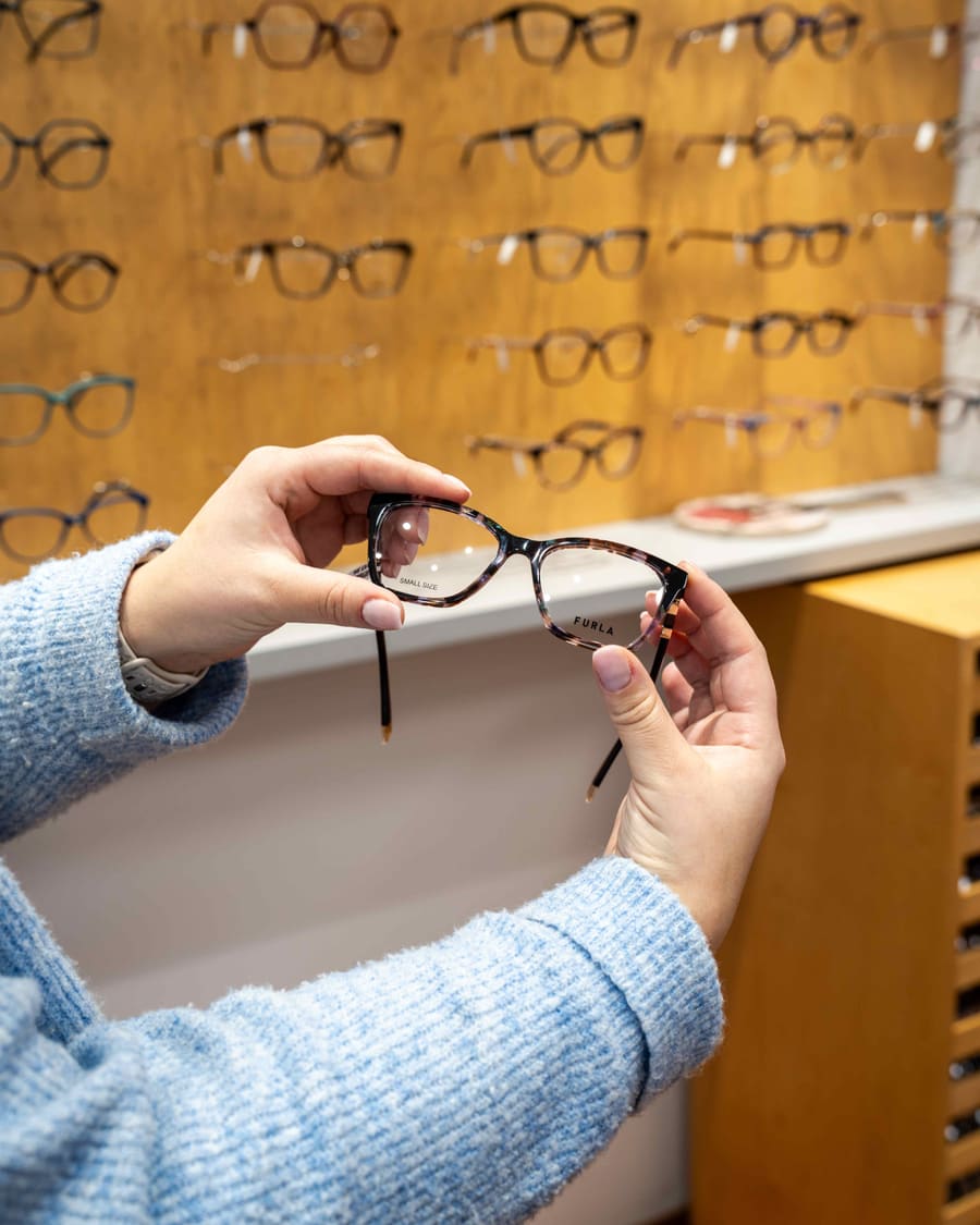 Beratung in einem Brillenladen – Beispiel unserer Business- und Produktfotografie