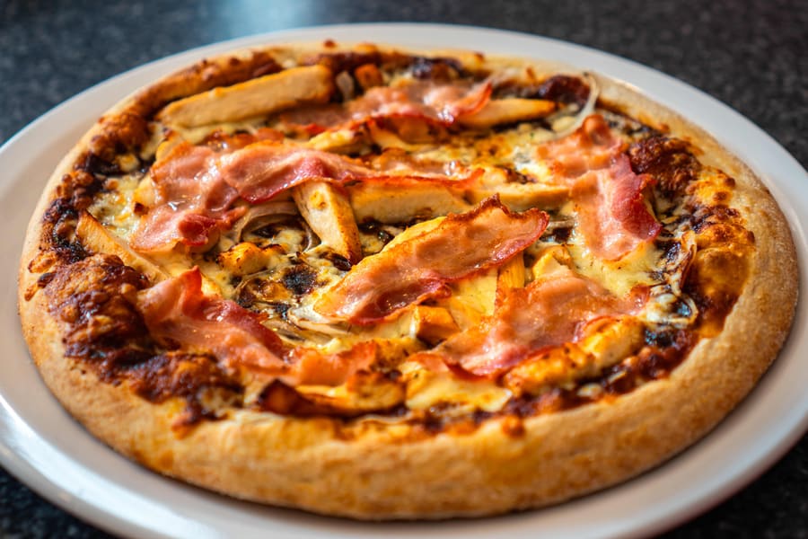 Nahaufnahme einer frisch gebackenen Pizza – Beispiel unserer Food-Fotografie