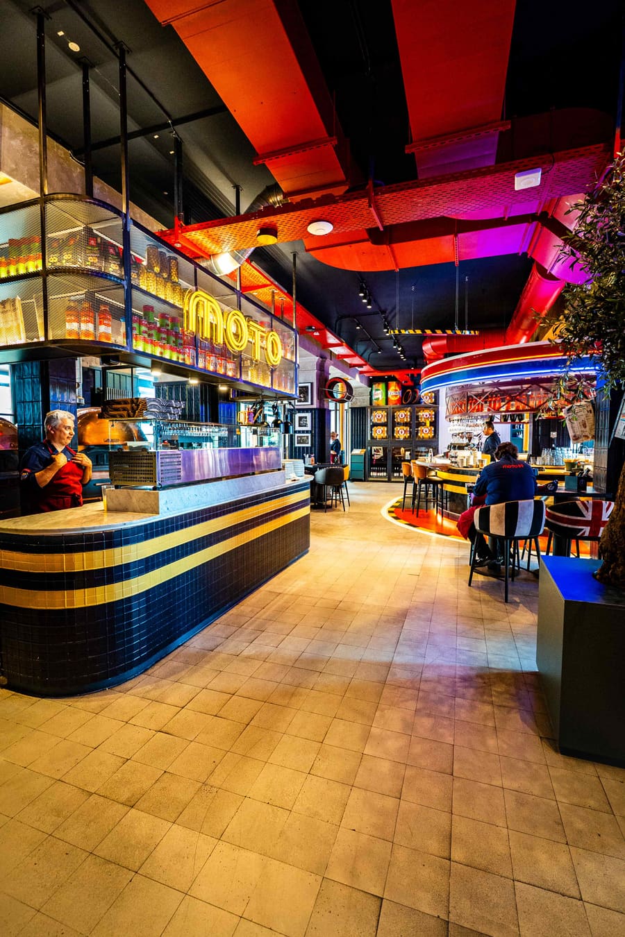 Farbenfrohes Restaurant-Interieur mit beleuchteter Theke – Beispiel unserer Foto- und Videoproduktion