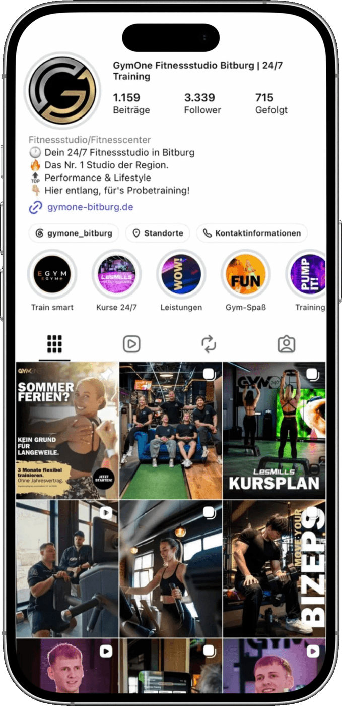 Smartphone zeigt das Instagram-Profil von GymOne mit Beiträgen, Followern und Feed-Beiträgen aus dem Studio