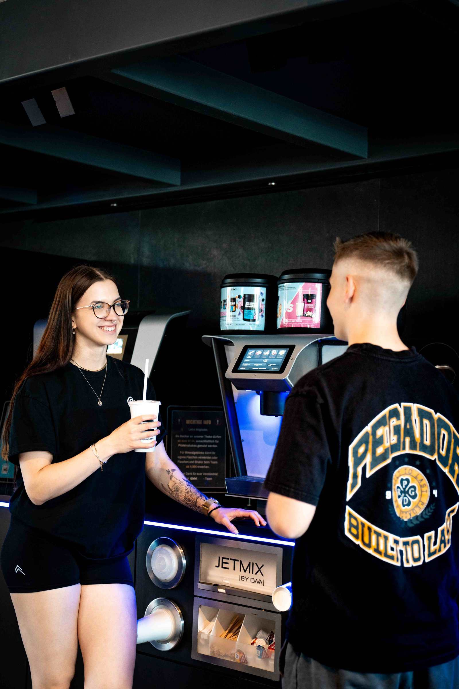 Mitglieder an der JetMix Shake-Bar im GymOne Studio