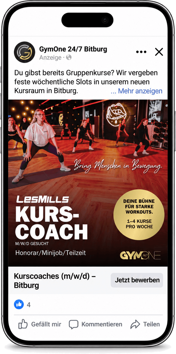 Smartphone zeigt eine Facebook-Anzeige von GymOne 24/7 Bitburg für die Suche nach Kurscoaches