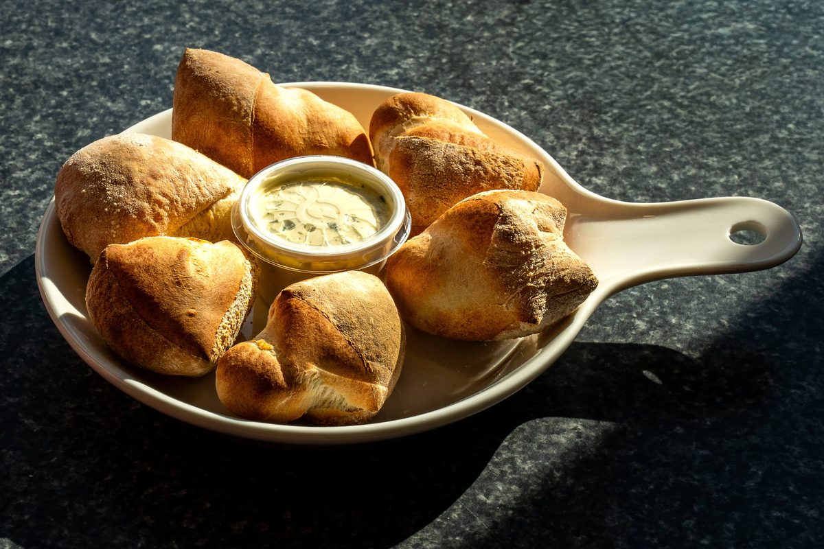 Brotkörbchen mit Knoblauchbutter-Dip von Sylvie's American Pizza