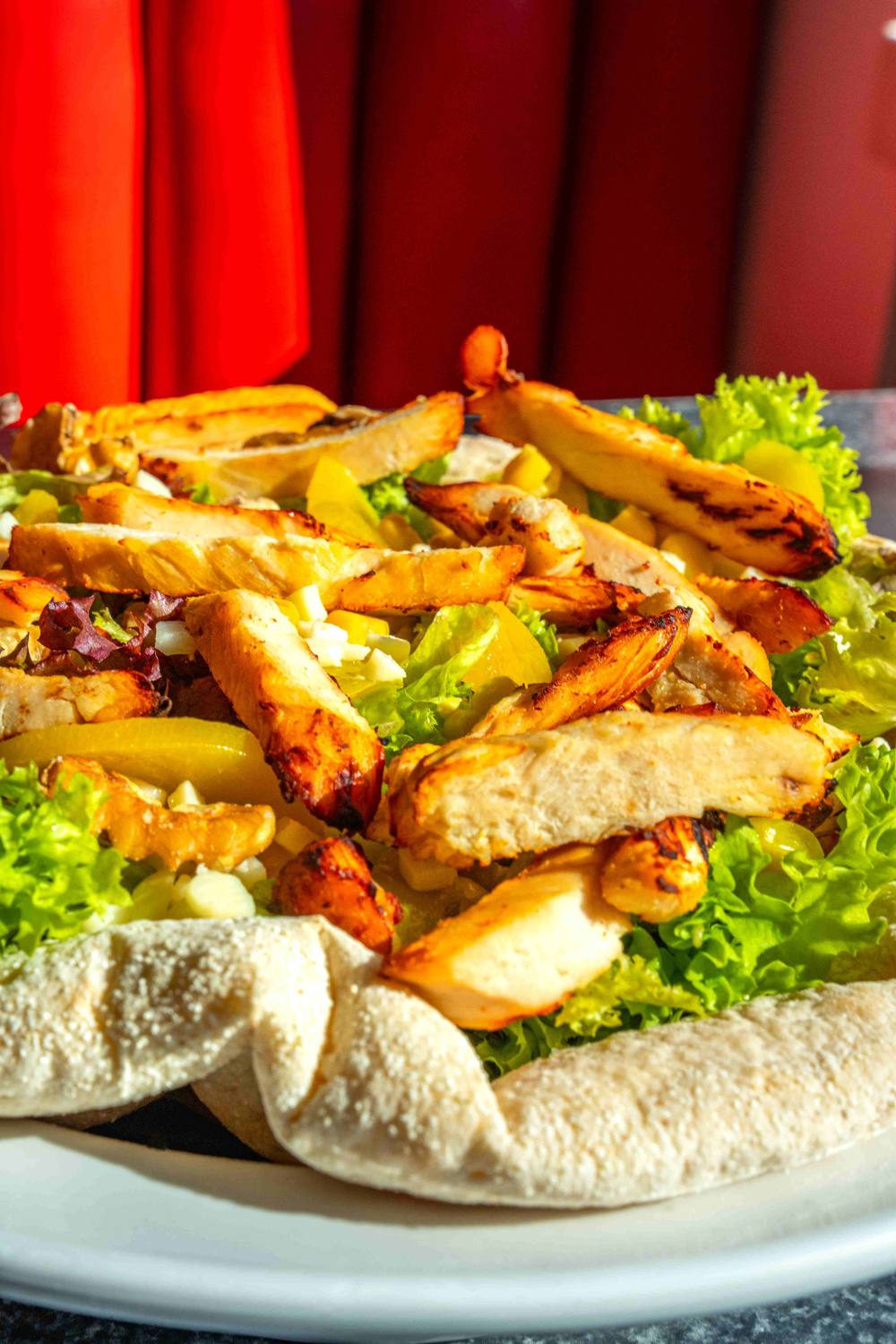 Salatteller mit gegrilltem Hähnchen und Pommes von Sylvie's American Pizza