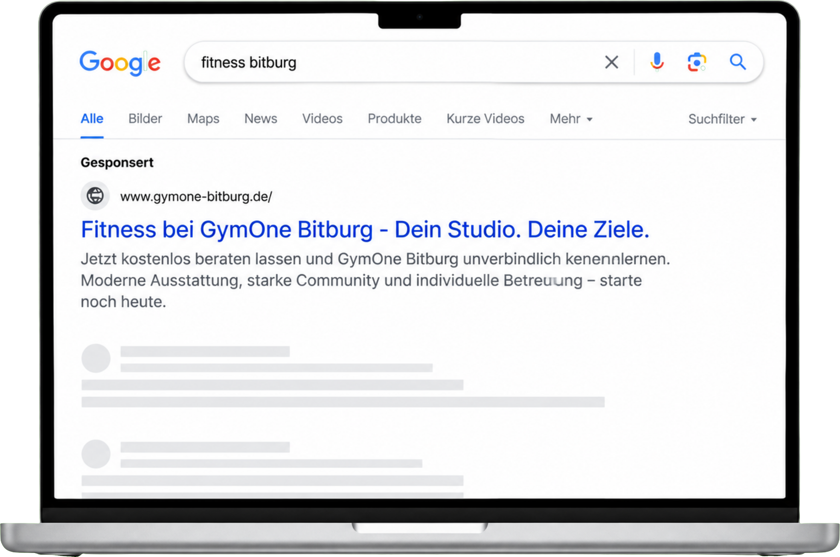 Freigestelltes Laptop-Mockup mit einer Google-Suche nach Fitness Bitburg und einer GymOne-Anzeige